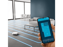 Charger l&#39;image dans la galerie, Une main tenant un téléphone affichant une carte, avec un aspirateur robot au sol.
