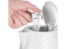 Charger l&#39;image dans la galerie, Main plaçant un filtre dans une bouilloire blanche.
