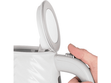 Charger l&#39;image dans la galerie, Une main appuie sur le bouton d&#39;une bouilloire blanche, couvercle ouvert.
