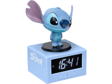 Charger l&#39;image dans la galerie, Réveil Stitch avec une base bleue et une figurine Stitch dessus, affichant l&#39;heure.
