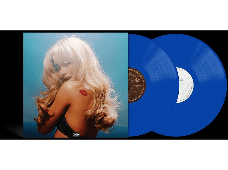 Femme aux cheveux blonds, un tatouage de baiser dans le dos, tenant deux disques vinyles bleus.
