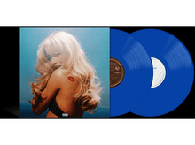 Charger l&#39;image dans la galerie, Femme aux cheveux blonds, un tatouage de baiser dans le dos, tenant deux disques vinyles bleus.
