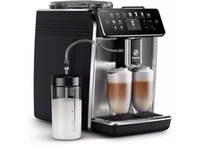 Charger l&#39;image dans la galerie, Une machine à expresso argentée et noire avec deux verres de latte et un récipient à lait.
