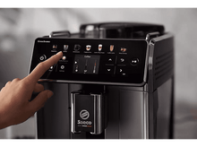 Charger l&#39;image dans la galerie, Gros plan sur l&#39;écran d&#39;une machine à café. Un doigt touche l&#39;écran.
