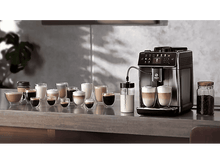 Charger l&#39;image dans la galerie, Une machine à café avec de nombreuses tasses de différents cafés sur un comptoir.
