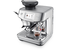 Charger l&#39;image dans la galerie, Une machine à expresso argentée avec écran tactile et deux verres avec expresso. Fond blanc.
