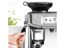 Charger l&#39;image dans la galerie, Personne faisant du café avec une machine à expresso argent et noire.
