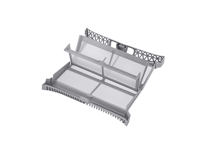 Un filtre de sécheuse gris avec des écrans en maille. Le filtre est composé de plusieurs couches et a un bord denté.