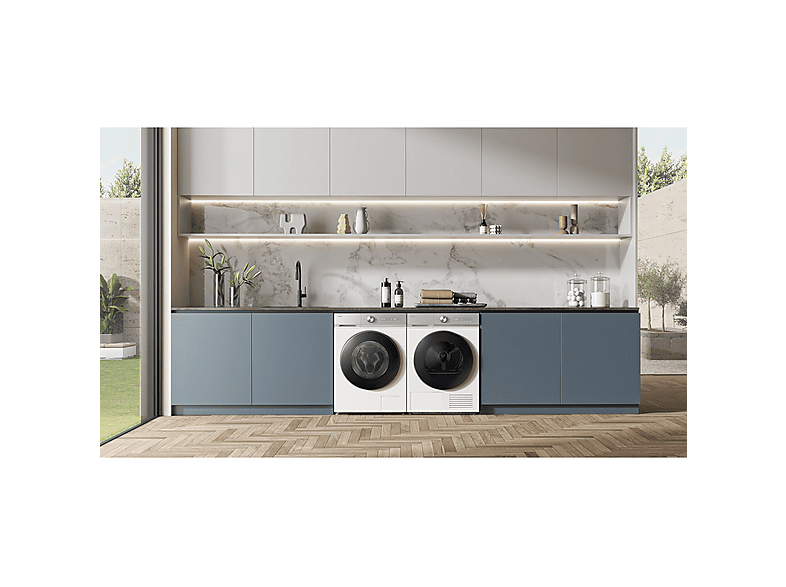 Une buanderie moderne avec lave-linge et sèche-linge. Armoires bleues et un dosseret en marbre. Sol en bois et vue extérieure.