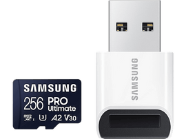 Carte microSD Samsung 256 Go Pro Ultimate et adaptateur USB blanc, isolés sur noir.