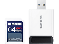 Carte mémoire Samsung et un lecteur de carte blanc. La carte indique 