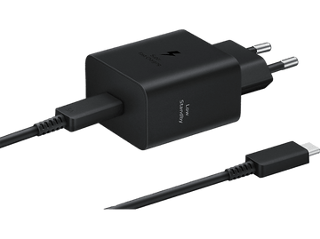 Chargeur noir avec câble, texte « Super Fast Charging » et « Low Standby ».