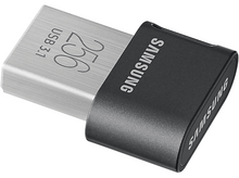 Charger l&#39;image dans la galerie, Clé USB Samsung argentée. Capuchon noir, étiquette USB 3.1. Fond blanc, léger angle.
