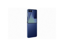 Charger l&#39;image dans la galerie, Un smartphone pliable bleu marine avec un étui transparent. Le téléphone est partiellement ouvert, affichant son écran et ses objectifs photo.
