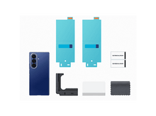 Charger l&#39;image dans la galerie, Un téléphone bleu, 2 protecteurs d&#39;écran, des autocollants anti-poussière, un étui noir, un applicateur blanc et un chiffon gris.
