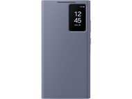 Étui de téléphone en cuir bleu affichant l'heure à l'écran. Fond noir.