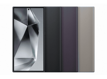 Charger l'image dans la galerie, Trois coques de téléphone de différentes couleurs disposées sur un fond blanc.
