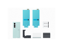 Charger l&#39;image dans la galerie, Une coque de téléphone, des protecteurs d&#39;écran, un support de charge, un chiffon de nettoyage et des autocollants anti-poussière sur une surface blanche.
