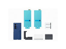 Charger l&#39;image dans la galerie, Une coque de téléphone bleue, deux protecteurs d&#39;écran bleus, un support en forme de L gris foncé et des accessoires de nettoyage sur fond blanc.
