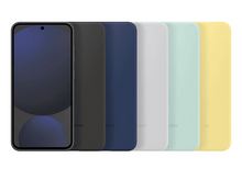 Charger l'image dans la galerie, Une rangée d'étuis de téléphone colorés à côté d'un smartphone à écran sombre.
