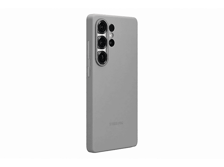 Une coque de téléphone gris clair avec trois lentilles d'appareil photo et le logo Samsung sur fond blanc.