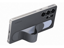 Charger l&#39;image dans la galerie, Téléphone gris avec étui et support. Trois objectifs de caméra. Cadre argenté avec le logo Samsung.

