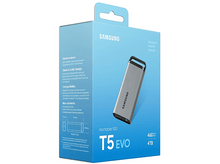 Charger l'image dans la galerie, Une boîte de SSD portable Samsung T5 EVO avec un lecteur à l'intérieur, sur fond blanc.
