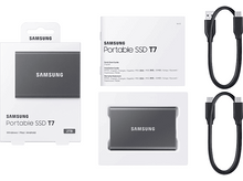 Charger l&#39;image dans la galerie, Samsung Portable SSD T7 dans une boîte, un manuel, deux câbles USB et un SSD.
