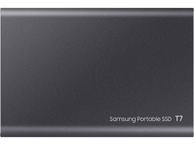 Charger l&#39;image dans la galerie, Un SSD portable Samsung T7 gris foncé sur fond blanc, avec son nom imprimé.
