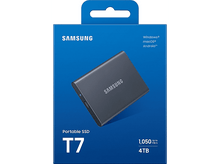 Charger l&#39;image dans la galerie, SSD portable Samsung T7 dans une boîte bleue. Gris foncé. La boîte indique 4 To.
