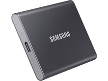Charger l&#39;image dans la galerie, Un SSD externe Samsung gris foncé est présenté, avec le nom de la marque en évidence.
