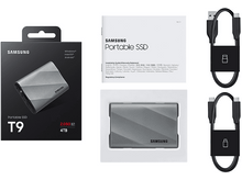 Charger l&#39;image dans la galerie, Boîte SSD portable Samsung T9 avec accessoires, un SSD et deux câbles USB.
