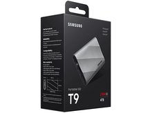 Charger l&#39;image dans la galerie, SSD portable Samsung T9 argenté sur une boîte noire avec spécifications.
