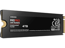 Charger l&#39;image dans la galerie, Un SSD Samsung 990 Pro noir avec dissipateur, 4 To et diverses étiquettes sur fond blanc.
