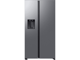 Un réfrigérateur gris sur fond noir. Il a un distributeur d