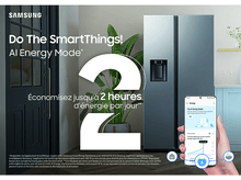Charger l&#39;image dans la galerie, Image promotionnelle d&#39;un réfrigérateur, avec un téléphone affichant des informations d&#39;économie d&#39;énergie.
