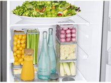 Charger l'image dans la galerie, À l'intérieur d'un réfrigérateur avec de la nourriture. Comprend une salade, des bouteilles d'eau, du jus et des légumes.
