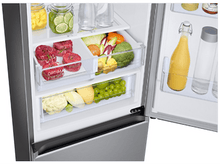 Charger l&#39;image dans la galerie, Intérieur du réfrigérateur, montrant des tiroirs avec fruits, légumes et autres aliments.
