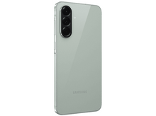 Charger l&#39;image dans la galerie, Un téléphone Samsung vert clair est montré en biais. Il a trois caméras.
