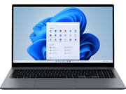 Un ordinateur portable affiche le menu Démarrer de Windows 11. Il est argenté avec clavier noir.
