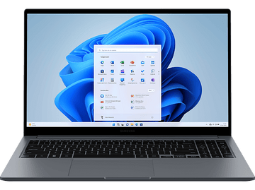 Un ordinateur portable affiche le menu Démarrer de Windows 11. Il est argenté avec clavier noir.