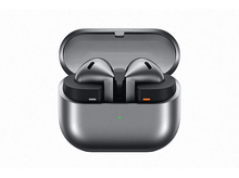 Charger l&#39;image dans la galerie, Écouteurs gris dans un étui de chargement. L&#39;étui est ouvert, montrant les écouteurs à l&#39;intérieur. Fond blanc.
