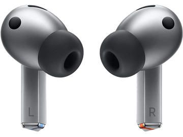 Deux écouteurs argentés avec des embouts noirs. L'écouteur gauche a un L, le droit un R.