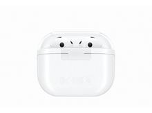 Charger l'image dans la galerie, Écouteurs blancs dans leur étui de chargement. L'étui est blanc et porte le logo de la marque.
