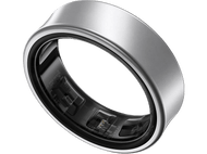 Une bague intelligente argentée sur fond noir, présentant son design élégant et métallique.