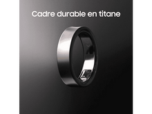 Charger l&#39;image dans la galerie, Une bague argentée avec une bande intérieure noire sur fond sombre.
