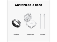 Charger l&#39;image dans la galerie, Contenu de la boîte: Galaxy Ring, étui de chargement et câble de données. Fond blanc, vue de dessus.
