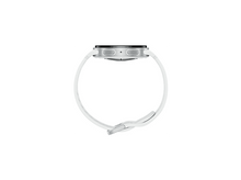 Charger l&#39;image dans la galerie, Vue latérale d&#39;une montre intelligente argentée avec écran noir et bracelet blanc. Le bracelet est fixé par un fermoir argenté.
