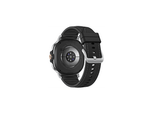 Charger l&#39;image dans la galerie, Une montre connectée noire avec un bracelet en cuir est montrée de dos. La montre a une lunette argentée et un cadran noir. Le bracelet a une boucle métallique.
