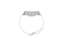Charger l&#39;image dans la galerie, Vue latérale d&#39;une montre intelligente argentée avec un bracelet blanc. Elle possède un bouton orange et une lunette ronde. Le bracelet est connecté.
